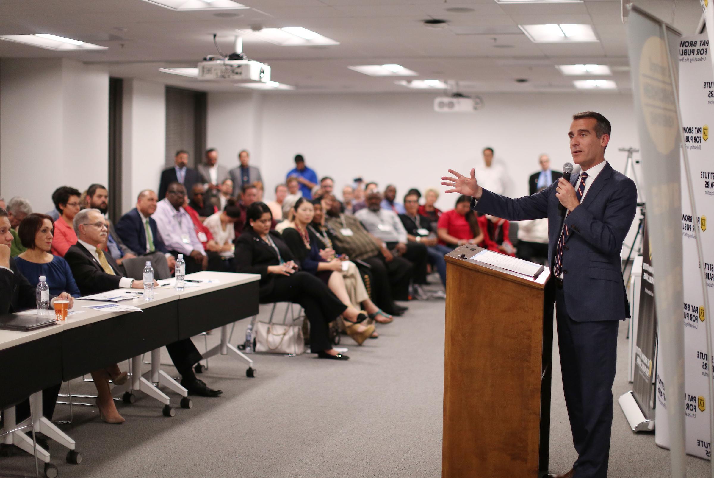 Mayor Eric Garcetti speaks with a microphone to a room full of participants of 城市大学, a program organized by the 帕特·布朗公共事务研究所 at 加州大学洛杉矶分校.