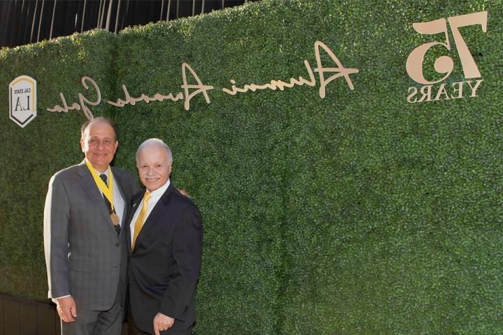 加州大学洛杉矶分校 President William Covino and honoree William Zuniga at the awards gala